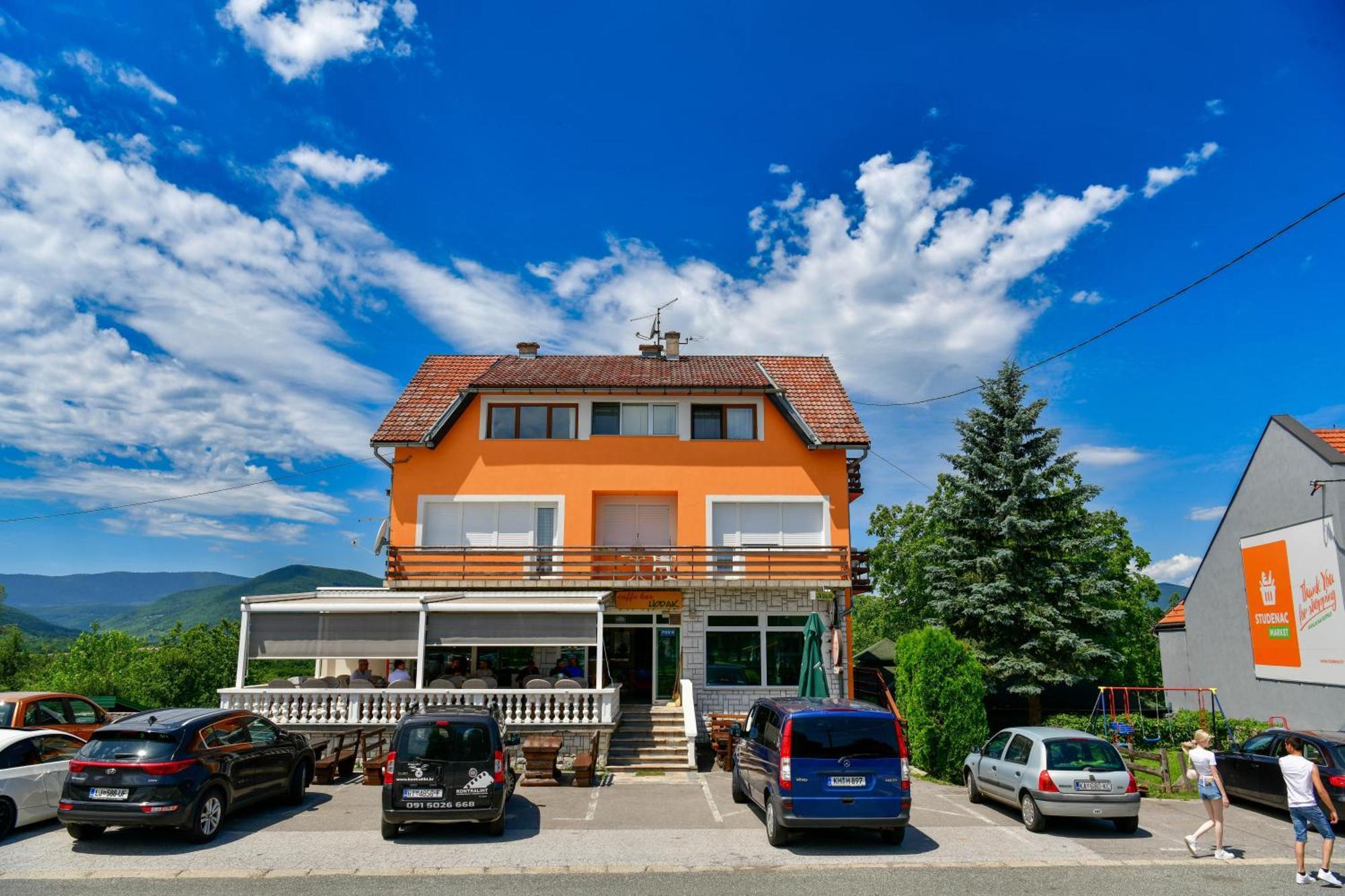 Accommodation "Old Town Dreznik" Rakovica Exteriér fotografie